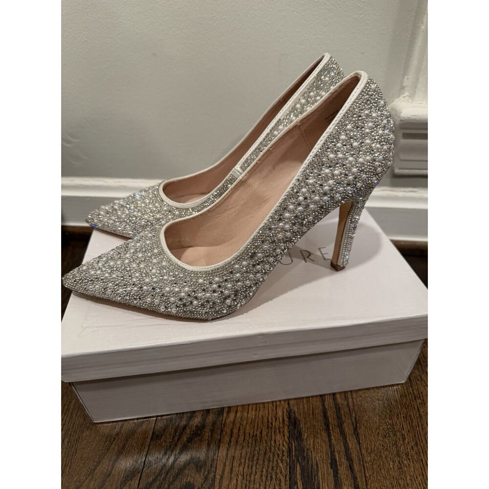 Crystal Embellished Pointed Toe High Heels in Silver